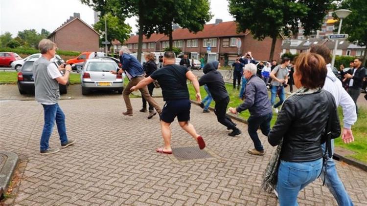 Hollanda’da ırkçı PEGIDA üyeleri gözaltına alındı