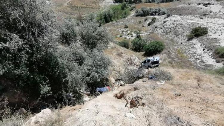 Nevşehirde hafif ticari araç şarampole yuvarlandı: 2 ölü, 4 yaralı