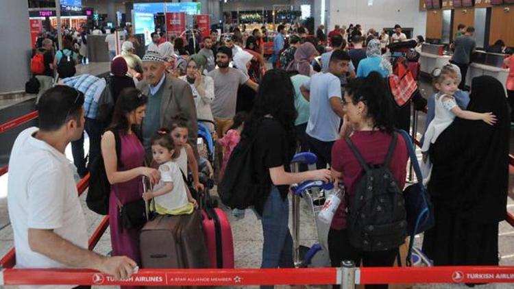 İstanbul Havalimanında seçim yoğunluğu