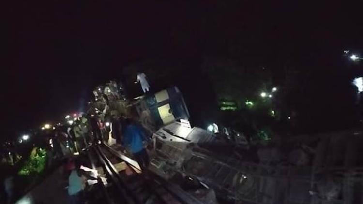 Bangladeşte yolcu treni nehre düştü: Çok sayıda ölü var...