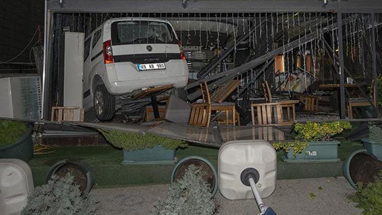 Ankarada otomobil kafeye girdi: Bir yaralı