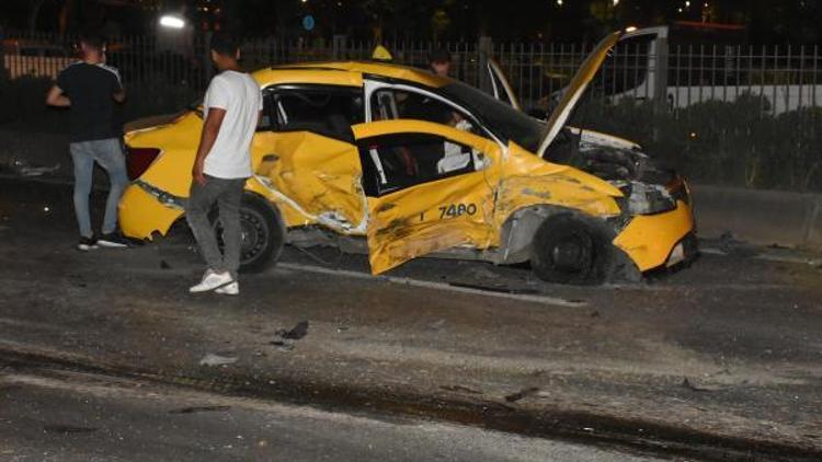 Polisten kaçtığı otomobille ters yönde taksi ile çapıştı: 2 yaralı