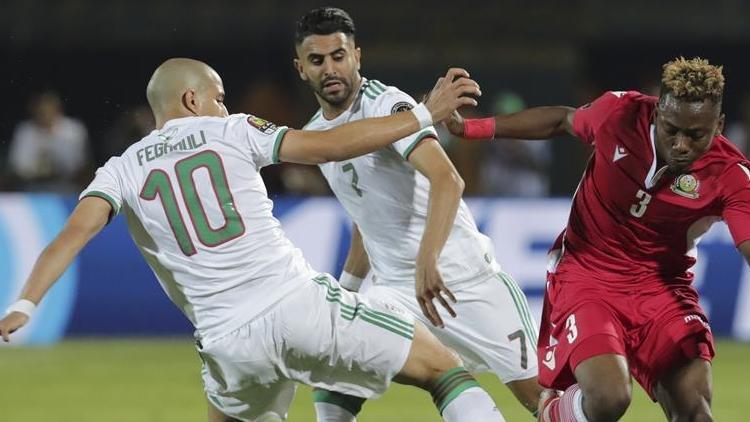 Feghouli ilk 11deydi, Cezayire galibiyeti Mahrez getirdi