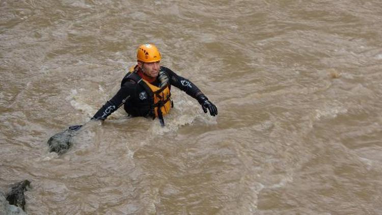 Araklıdaki sel felaketinde kayıp 2 kişi aranıyor