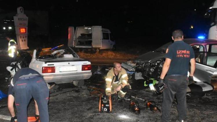 Kemalpaşada iki otomobil çarpıştı: 3 ölü, 1 yaralı