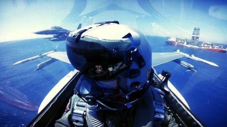 Türk F-16’ları Yavuzu selamladı