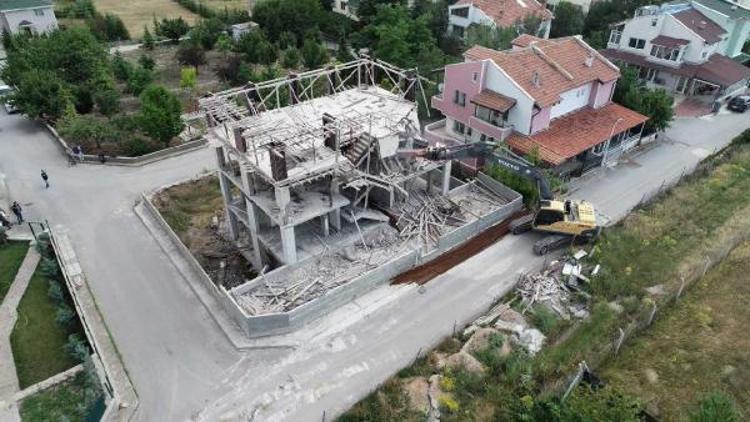 Ankarada kaçak villa yıkıldı