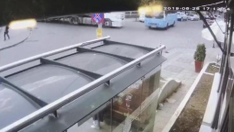 Tuzlada halk otobüsüyle TIRın çarpıştığı kaza kamerada