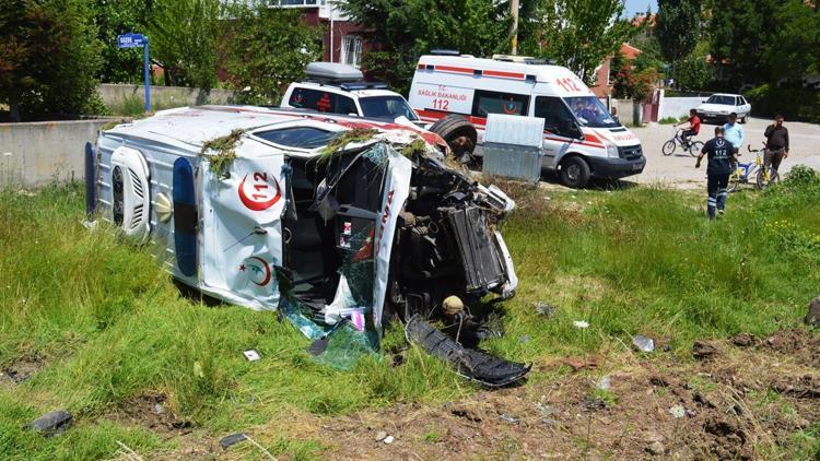 Ambulans ile otomobil çarpıştı