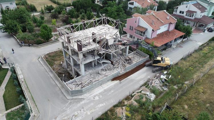 Gölbaşı’nda kaçak villa yıkıldı