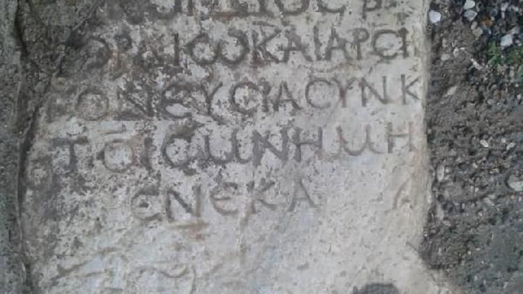 Avanosta bir evin bahçesinde Roma dönemi mezar taşı bulundu