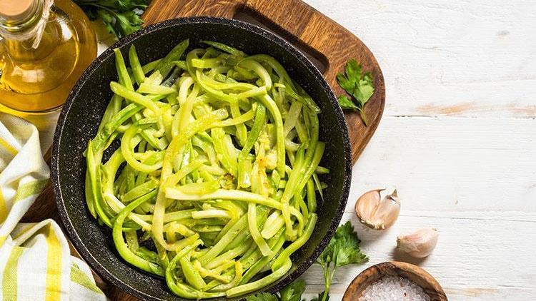 Tütsülenmiş somonlu, çilekli kabak makarnası salatası tarifi