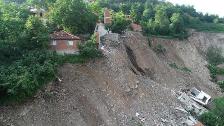 Heyelanlı mahallede yamaçtaki evler askıda kaldı