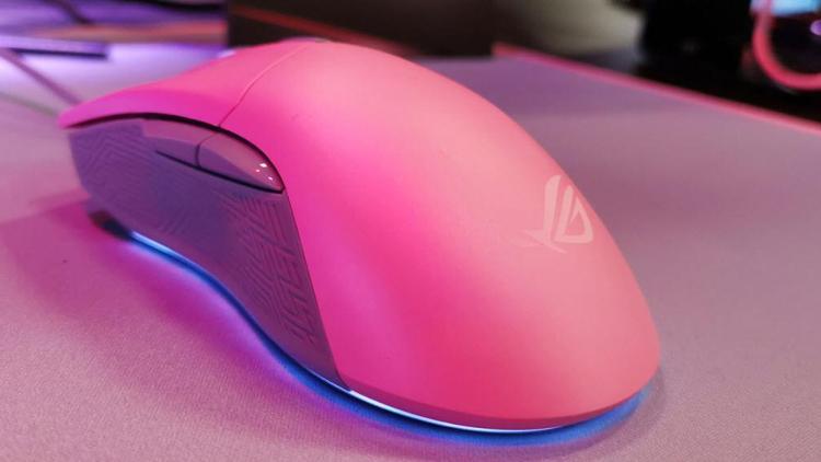 ASUStan oyunculara pembe renkli özel mouse