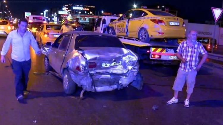 Trafik kazasına müdahale eden polislere otomobil çarptı: 2si polis 8 yaralı
