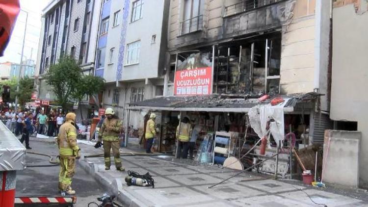 Bağcılarda yangın çıkan mağaza alevler içinde kaldı