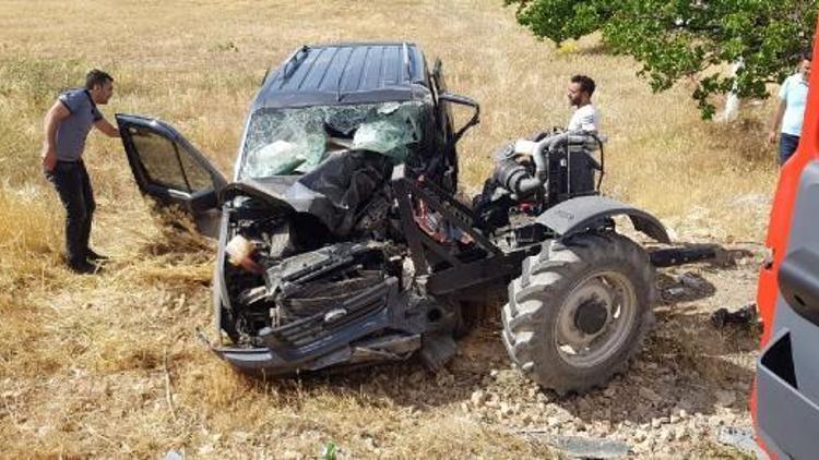 Hafif ticari araç traktörle çarpıştı: 2 ölü, 1 yaralı
