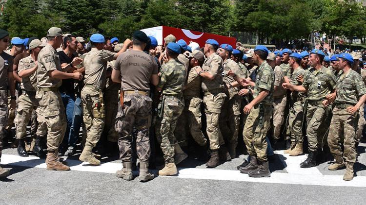 Hakkaride şehit asker için tören