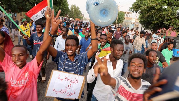 Sudanda binlerce eylemci sokaklara indi