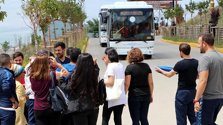 Gizemli yola gelip, deneme yapıyorlar