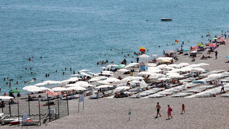 Konyaaltı Plajı tatilcilerin gözdesi