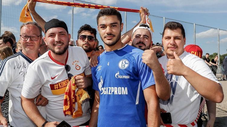 Galatasaraylı taraftarlar Ozan Kabakı yalnız bırakmadı