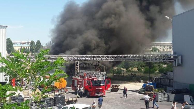 Bilecik’te lastik ve kauçuk fabrikasının deposu yandı