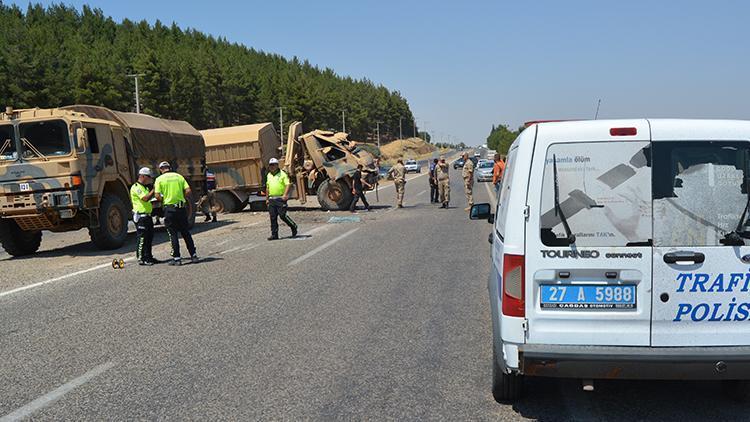 Gaziantepte askeri araç devrildi: 2 yaralı