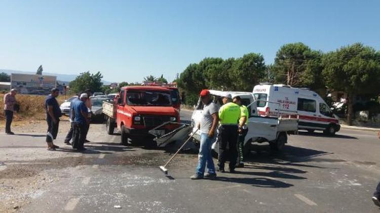 Burhaniyede kamyonetler çarpıştı: 4 yaralı