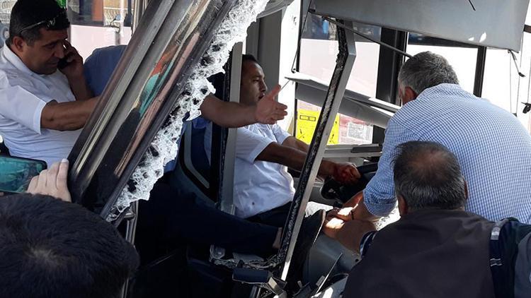 TIRa çarpan belediye otobüsünün şoförü yaralandı
