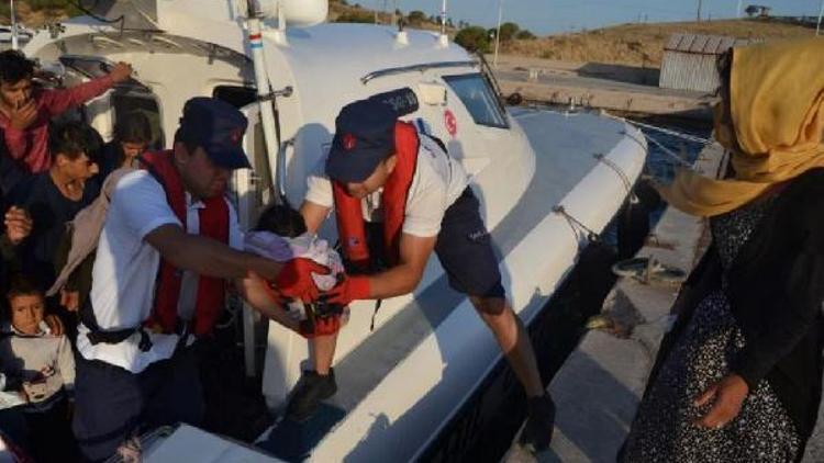 Foçada, botla denizde sürüklenen kaçak göçmenler kurtarıldı