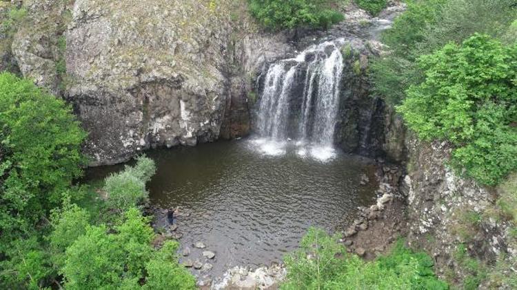 Çiseli Şelalesine ziyaretçi akını