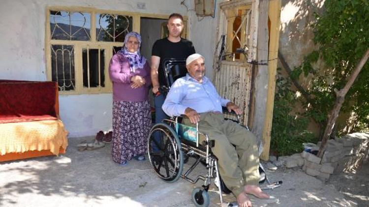 Hakkaride 2 engelli vatandaşa klozet destekli tekerlekli sandalye desteği