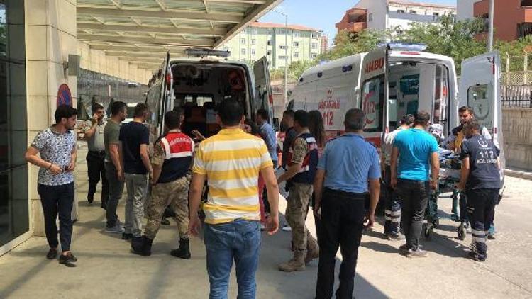 Pervaride, zırhlı aracın geçişi sırasında patlama: 2 asker yaralı