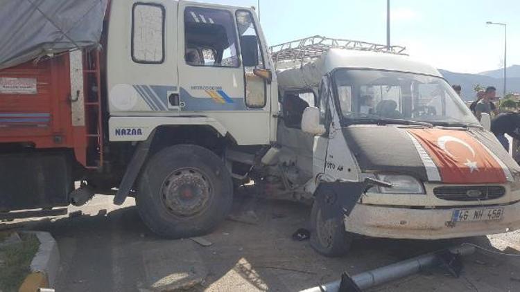 Tarım işçilerinin taşındığı minibüs ile kamyon çarpıştı: 12 yaralı