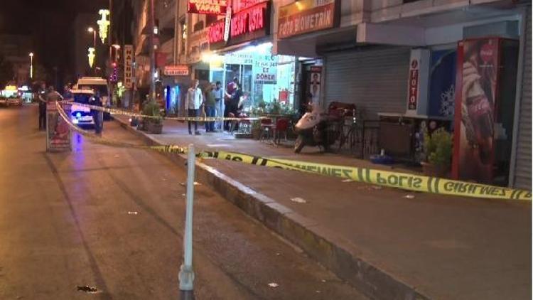 Caddede yürüyen 2 kişi silahlı saldırıda yaralandı
