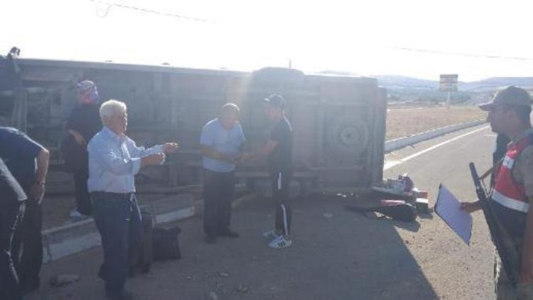 Elazığda yolcu minibüsü devrildi: 3 yaralı