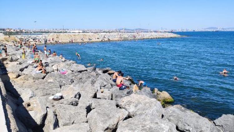Sıcaktan bunalan İstanbullular sahil kenarlarına akın etti