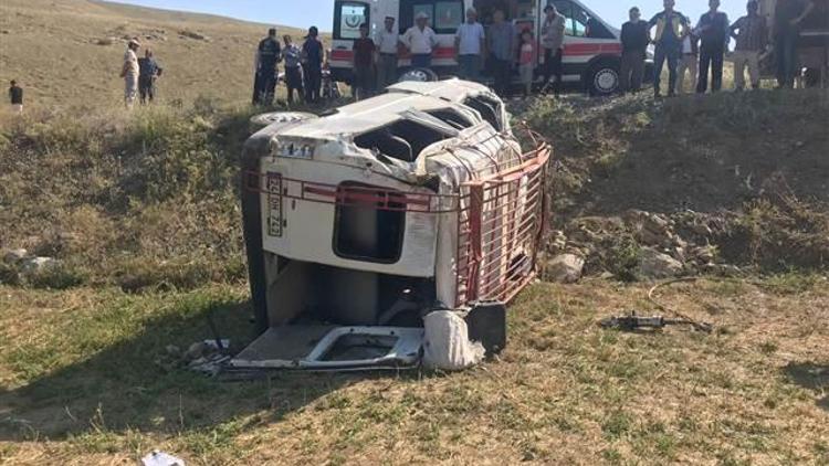 Gümüşhanede minibüs şarampole devrildi: 1 ölü, 18 yaralı