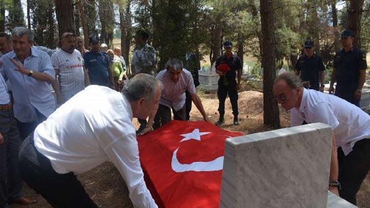 Devre arkadaşlarından Şehit Yüzbaşı Ülker’in mezarına ziyaret