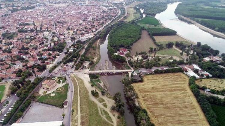 Edirnenin restorasyona alınan tarihi Tunca Köprüsü, trafiğe kapatıldı