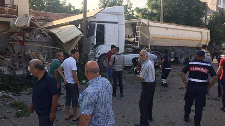 Servis otobüsü ile hafriyat kamyonu çarpıştı: 2si ağır 13 yaralı