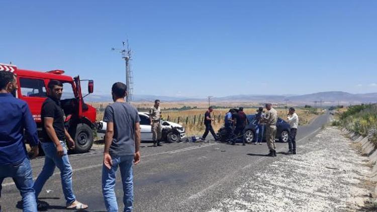 Bingölde otomobiller kafa kafaya çarpıştı: 7 yaralı