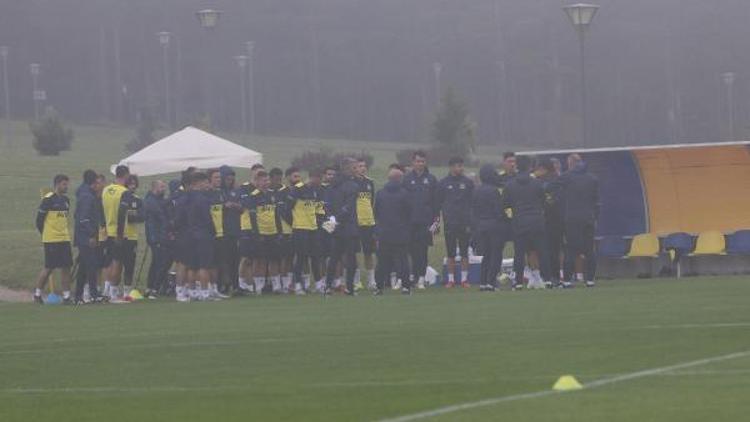 Fenerbahçe yoğun sis ve yağmur altında çalıştı