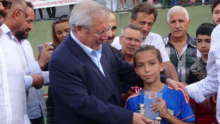 Sedat Balkanlı Turnuvası’nda şampiyona kupayı Aziz Yıldırım verdi