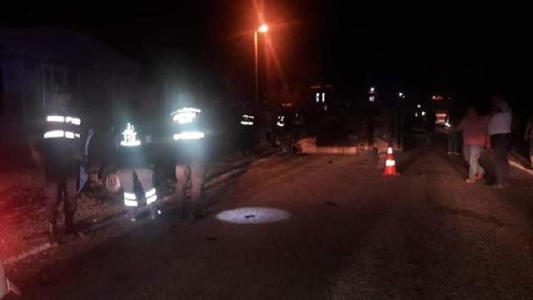 İzmirde 2 otomobil çarpıştı: 2 ölü, 1 ağır yaralı