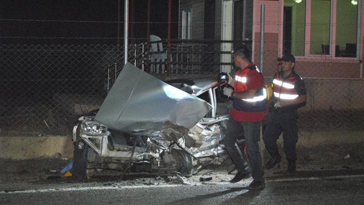İzmirde 2 otomobil çarpıştı: 2 ölü, 1 ağır yaralı