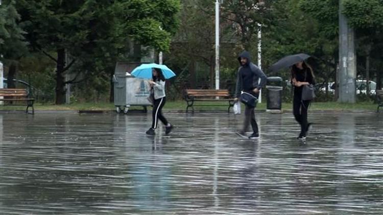 İstanbulda sağanak yağış vatandaşlara zor anlar yaşattı