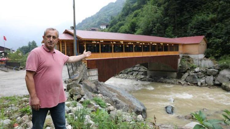 Ormana köprü üzerindeki restoranın içinden geçerek ulaşıyorlar