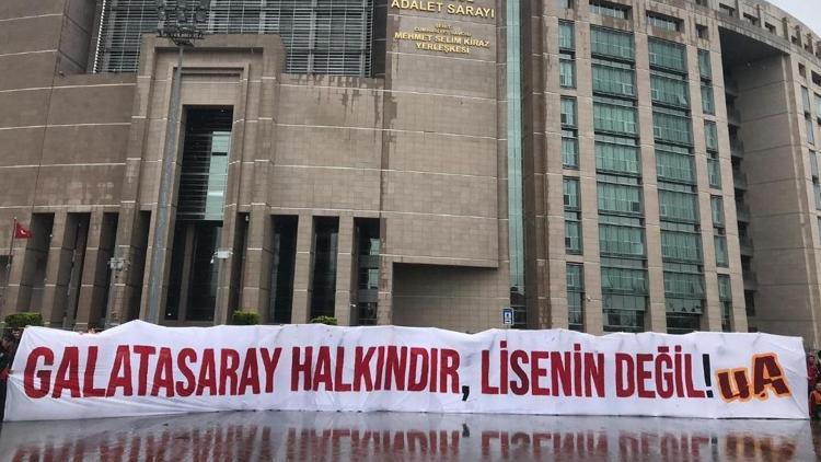 Galatasaray taraftarı kritik dava öncesi adliyeye akın etti
